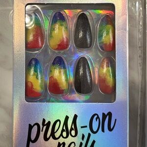 BNIB SET OF PRESS on NAILS